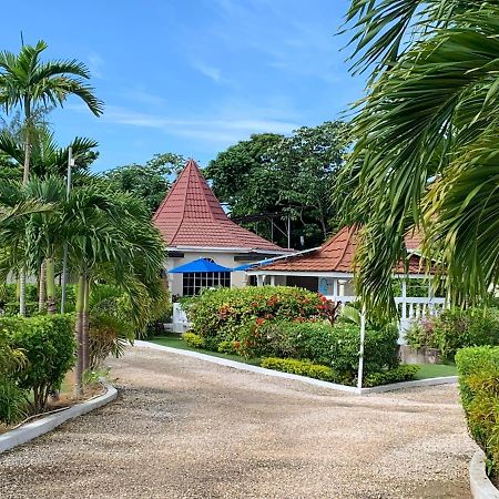 Whistling Villa Runaway Bay Exteriör bild