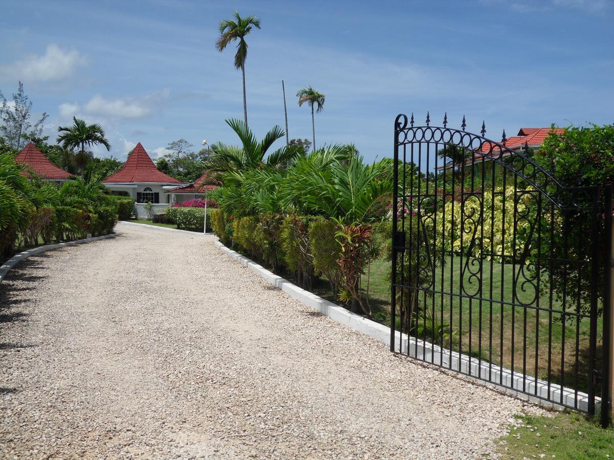 Whistling Villa Runaway Bay Exteriör bild